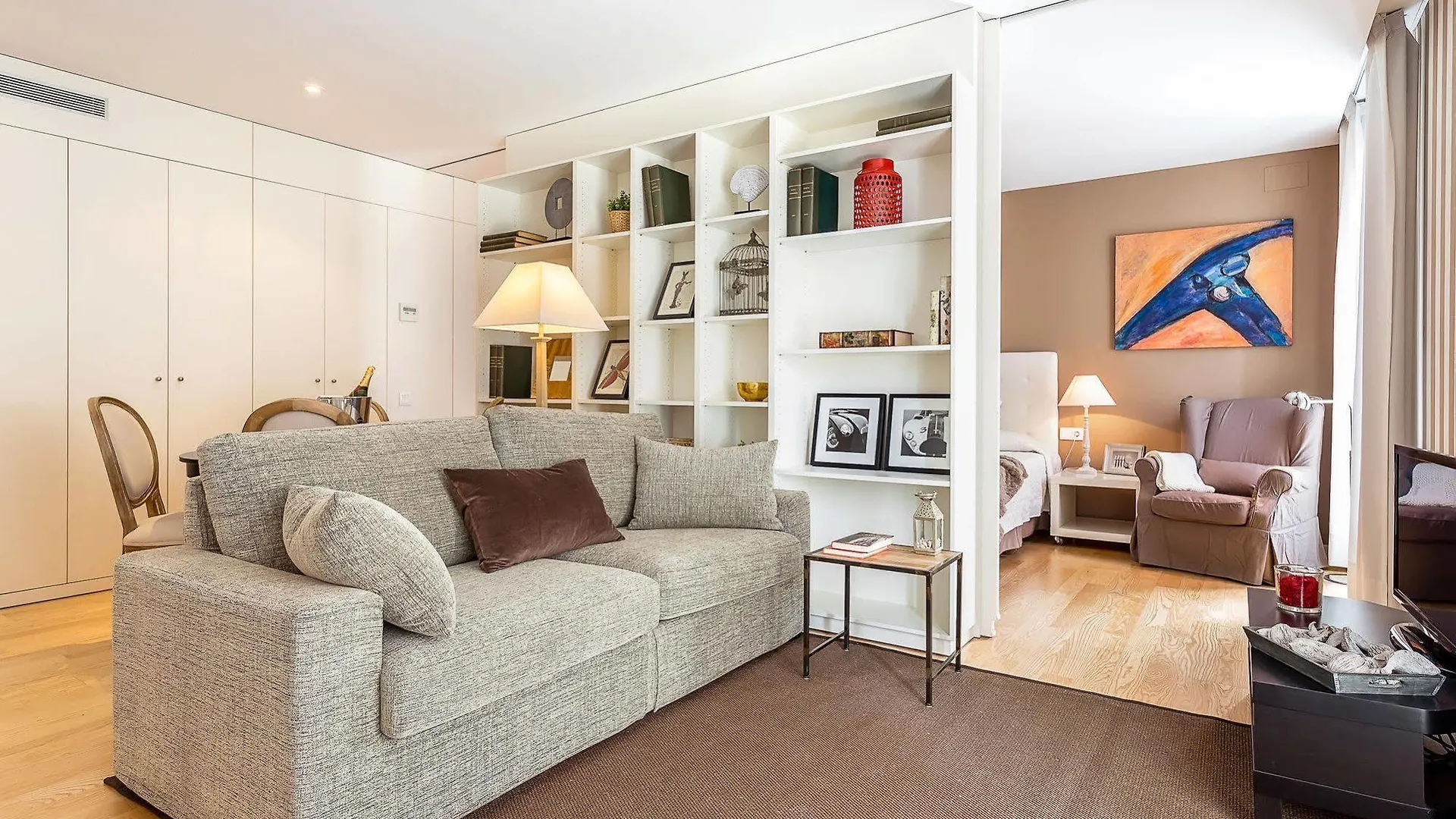 Urban District Apartments - Rambla Suites & Pool Barcelona