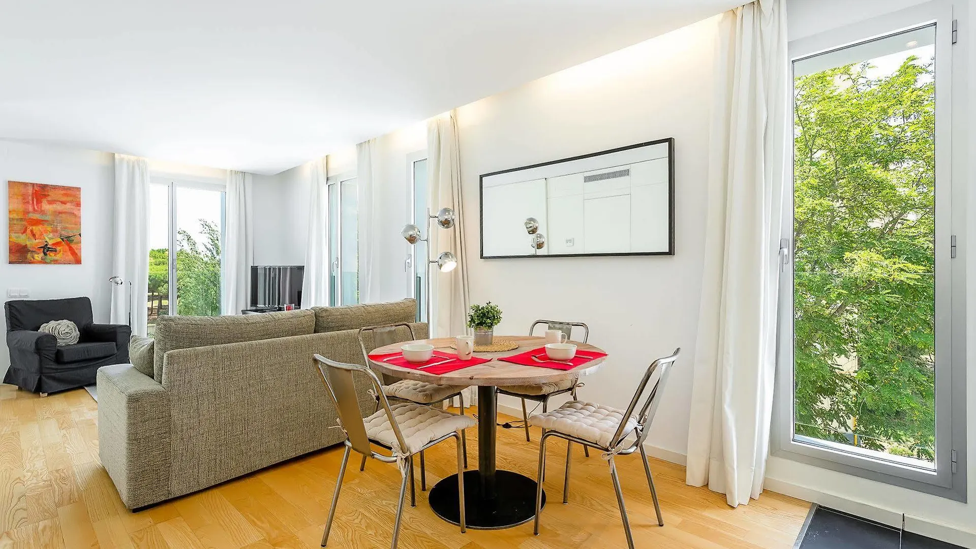Urban District Apartments - Rambla Suites & Pool Barcelona