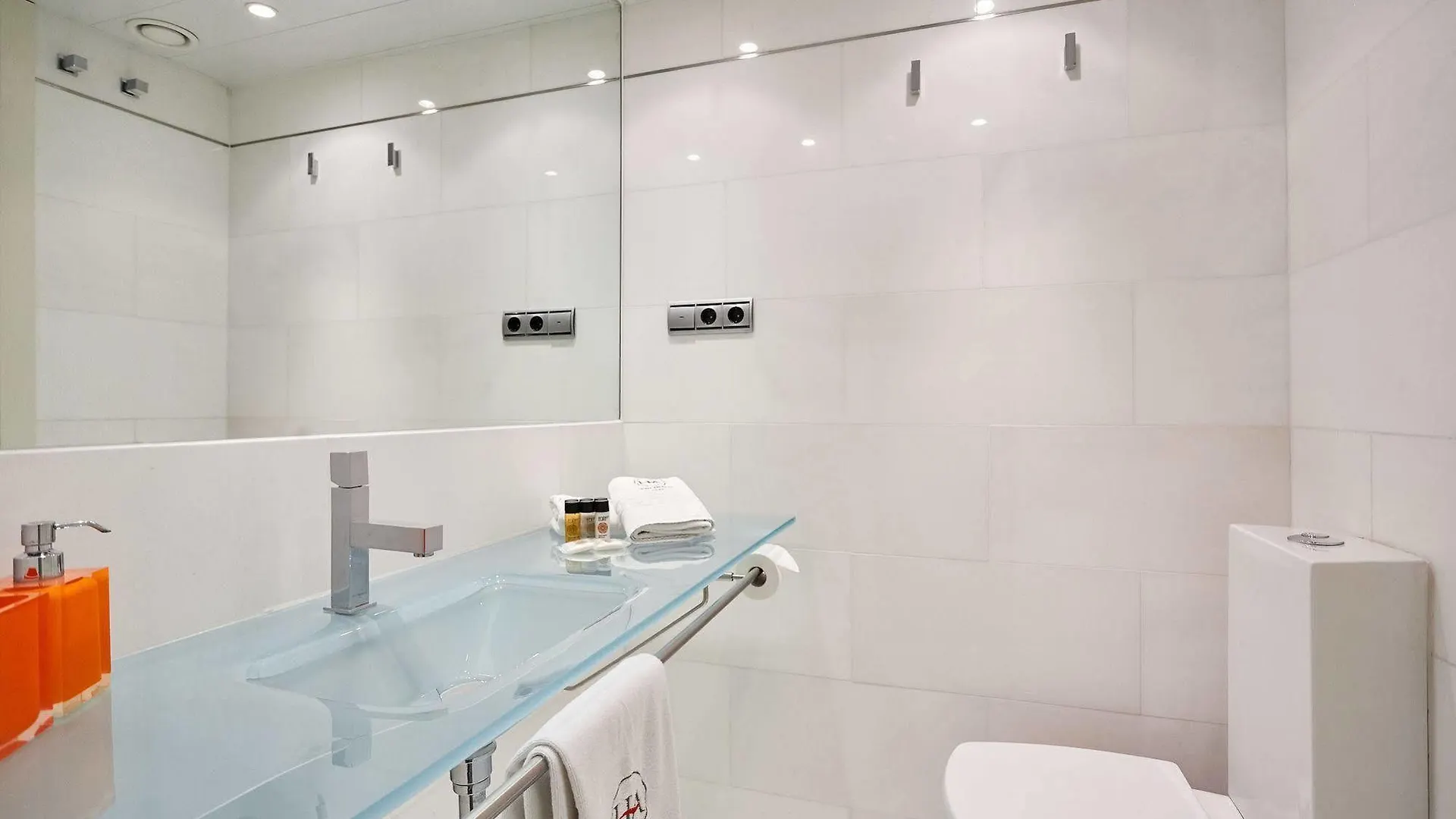 Urban District Apartments - Rambla Suites & Pool Barcelona