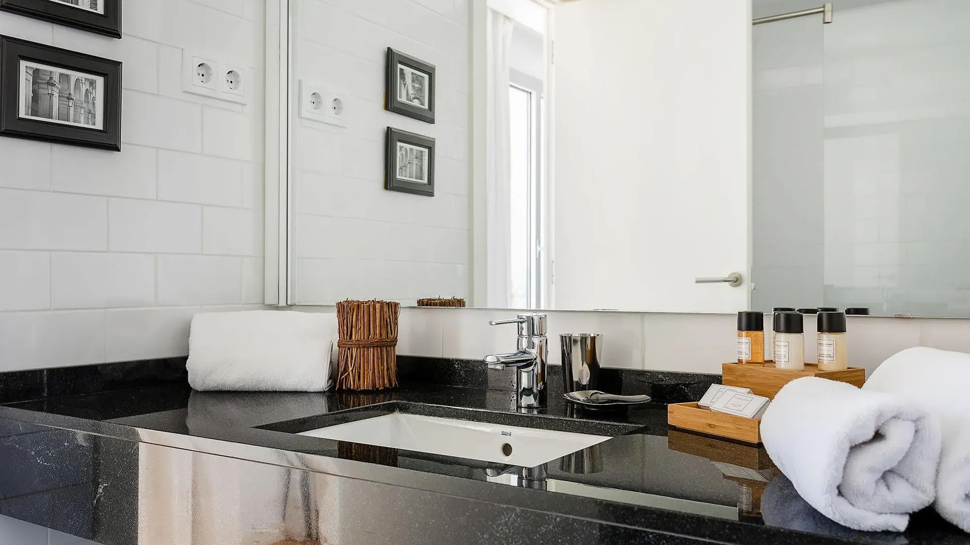 Urban District Apartments - Rambla Suites & Pool Barcelona Španělsko
