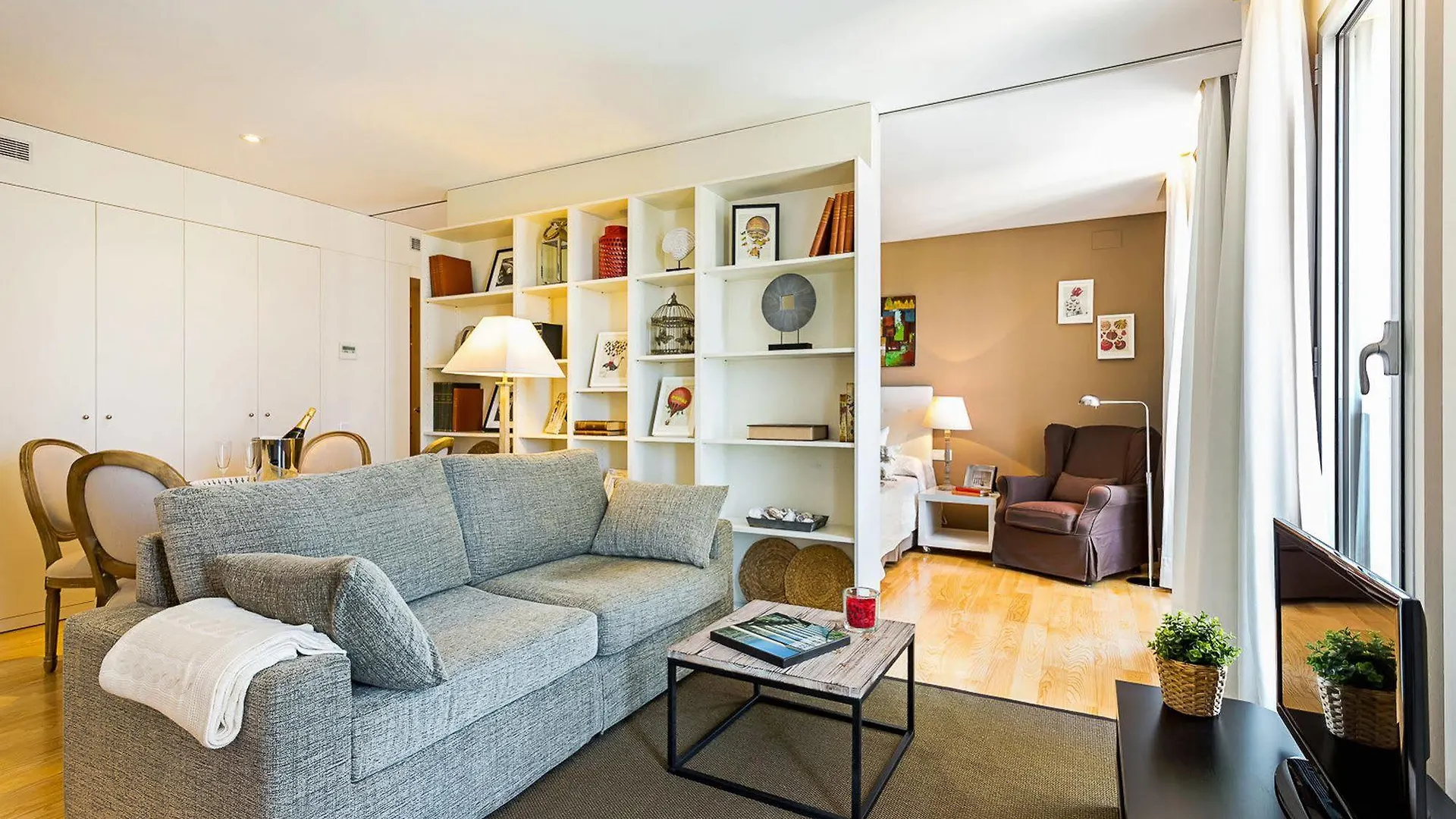 Urban District Apartments - Rambla Suites & Pool Barcelona Spain